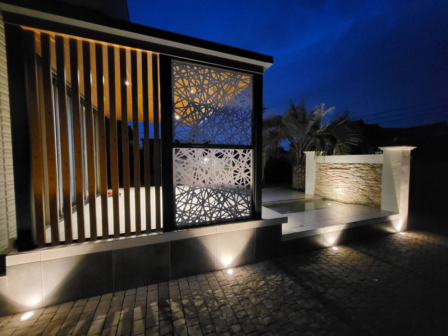 夜の照明が印象的な外構の様子