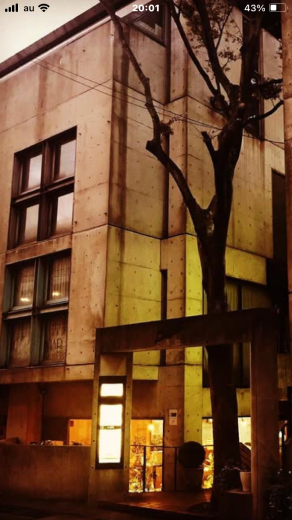 三重津店 店舗写真 雰囲気のあるビル内の店舗