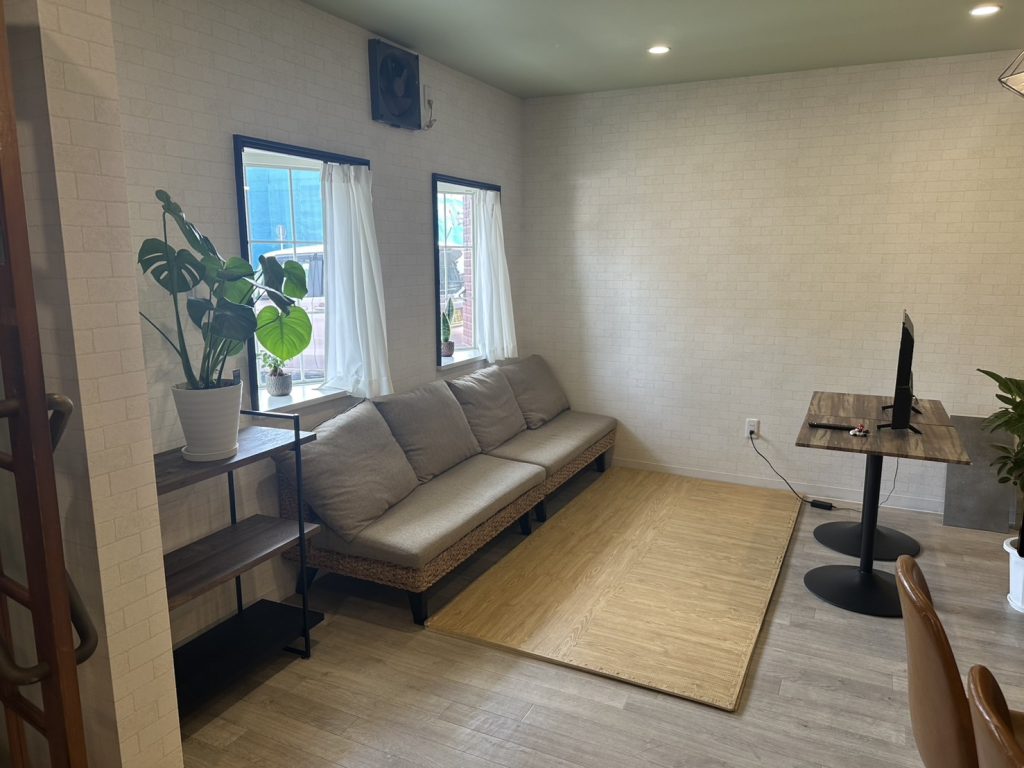 ノエル岐阜店 キッズスペース ソファやTVがあり、ナチュラルな内装