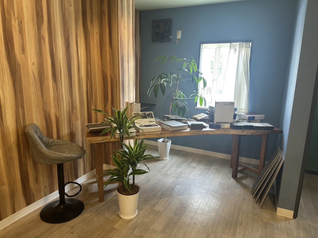 ノエル岐阜店 内観写真 サンプル等が並んでいる お洒落な内装