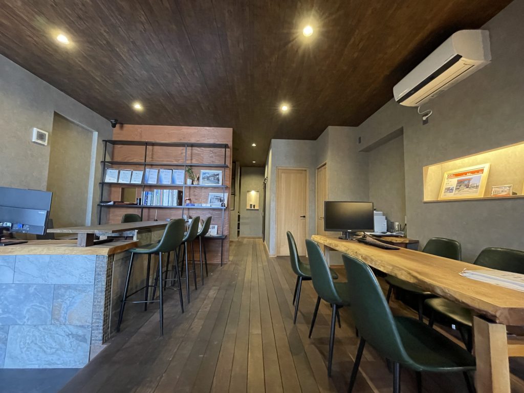 ノエル一宮店 店舗内観 天然木を基調としたお洒落な内観