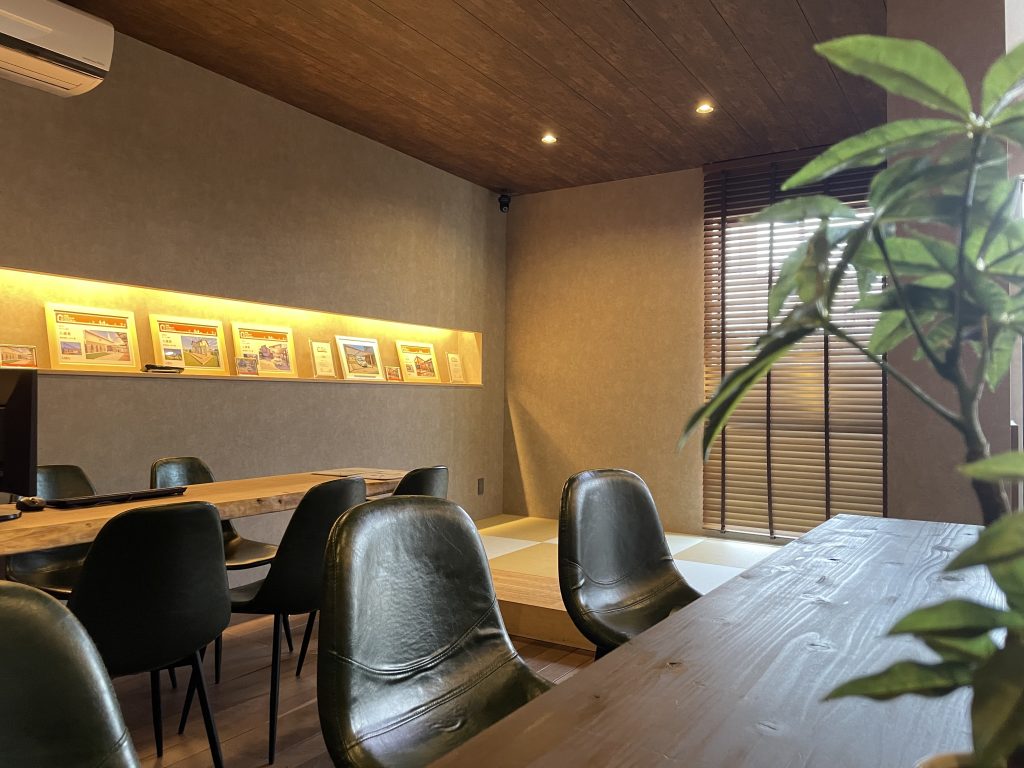 ノエル一宮店 店舗内観 天然木を基調としたお洒落な内観