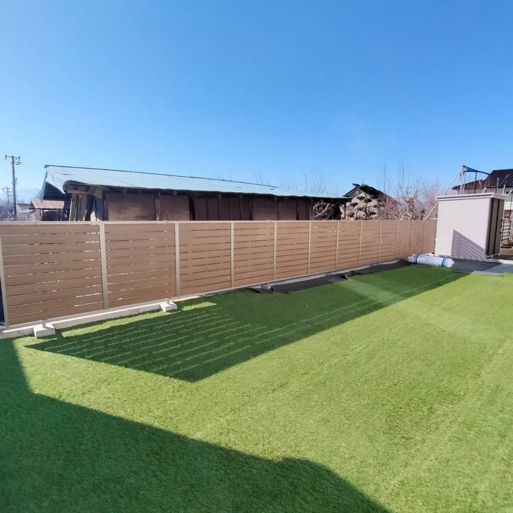 ノエル長野軽井沢店　施工事例　目隠しフェンス　芝生　人工芝