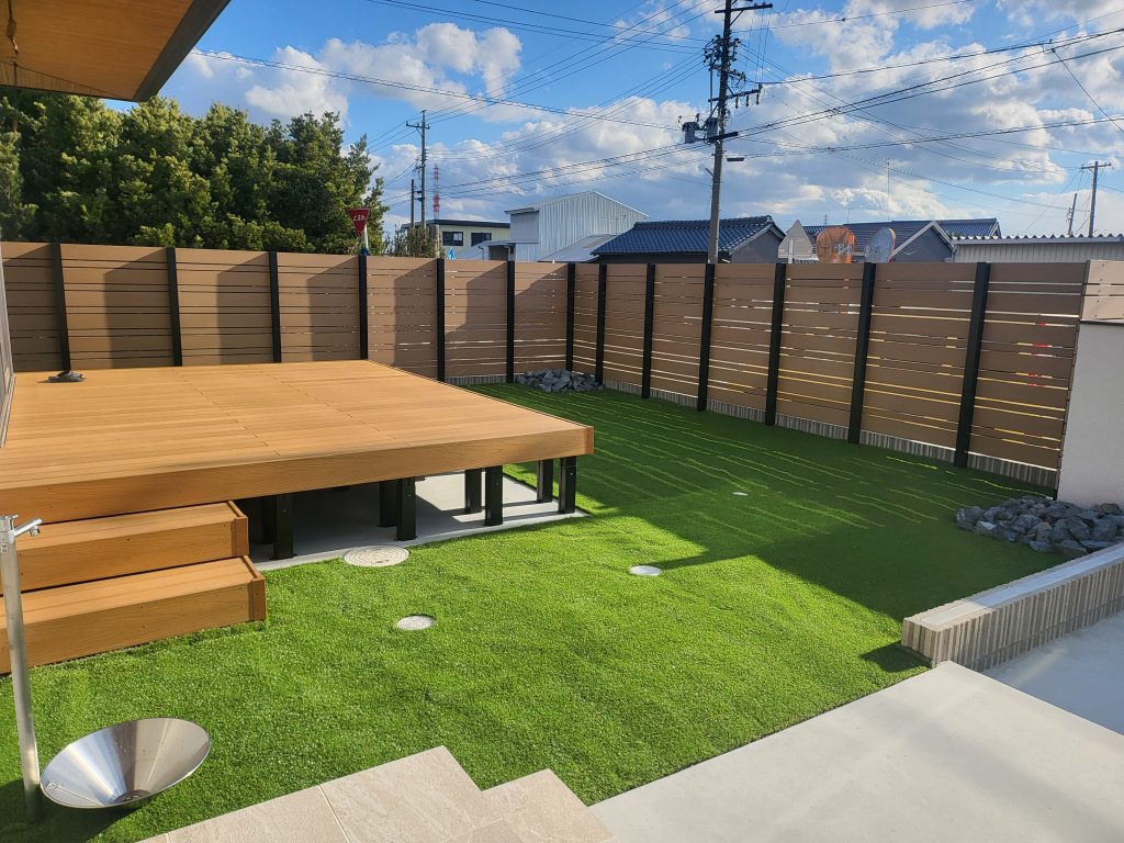 人工芝を施したおしゃれな庭