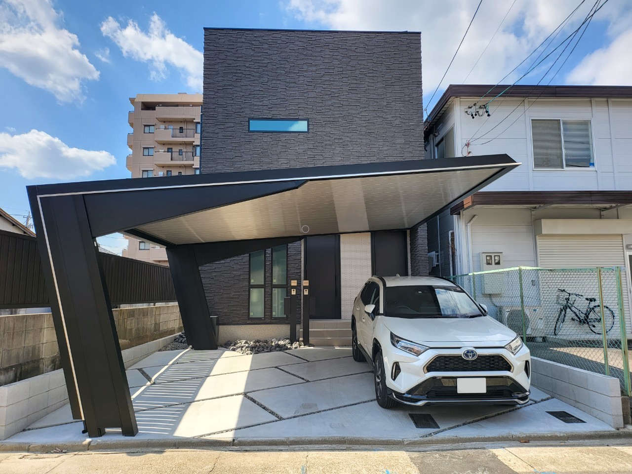 夏の車内温度上昇と色あせ対策ならカーポート｜外構工事ならノエル 
