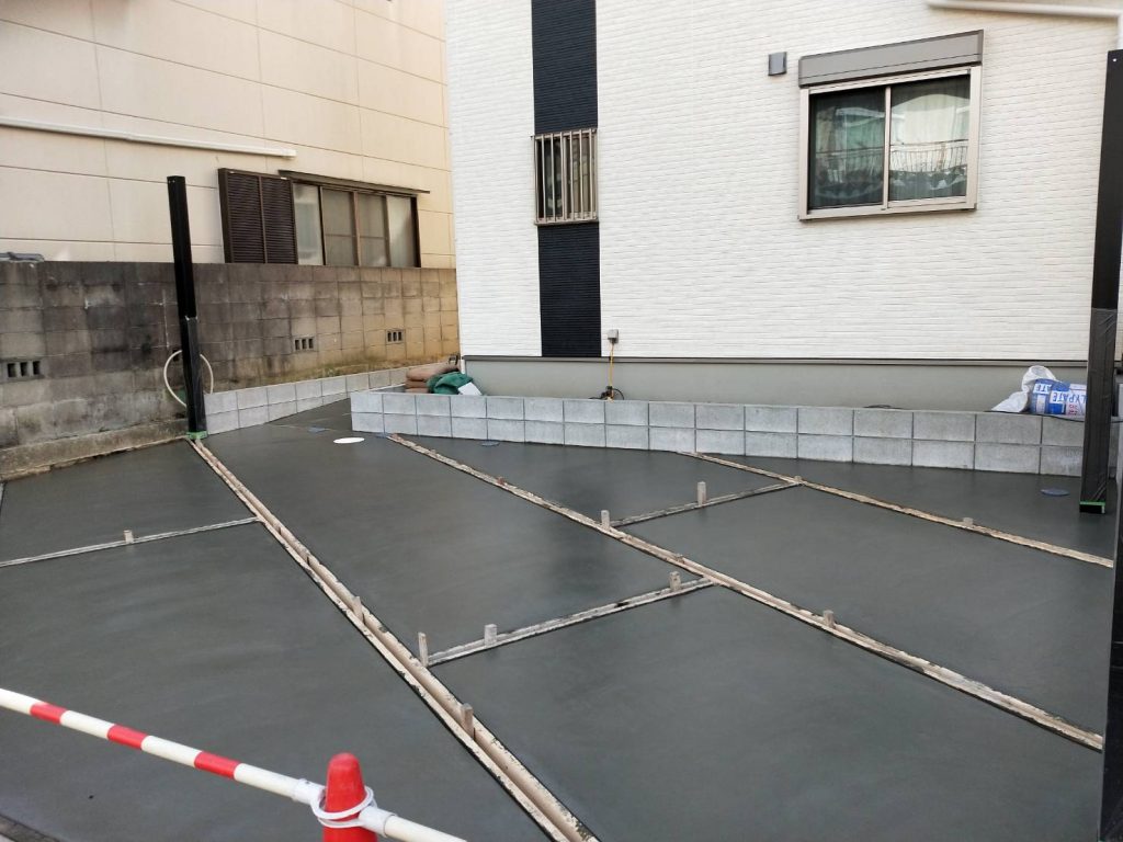 駐車場　コンクリート