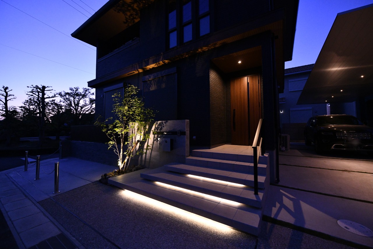 愛知県稲沢市で美しく整った『モダンスタイル』の外構現場を施工。照明により夜景も麗しいオシャレな外構です。 | モダン外構