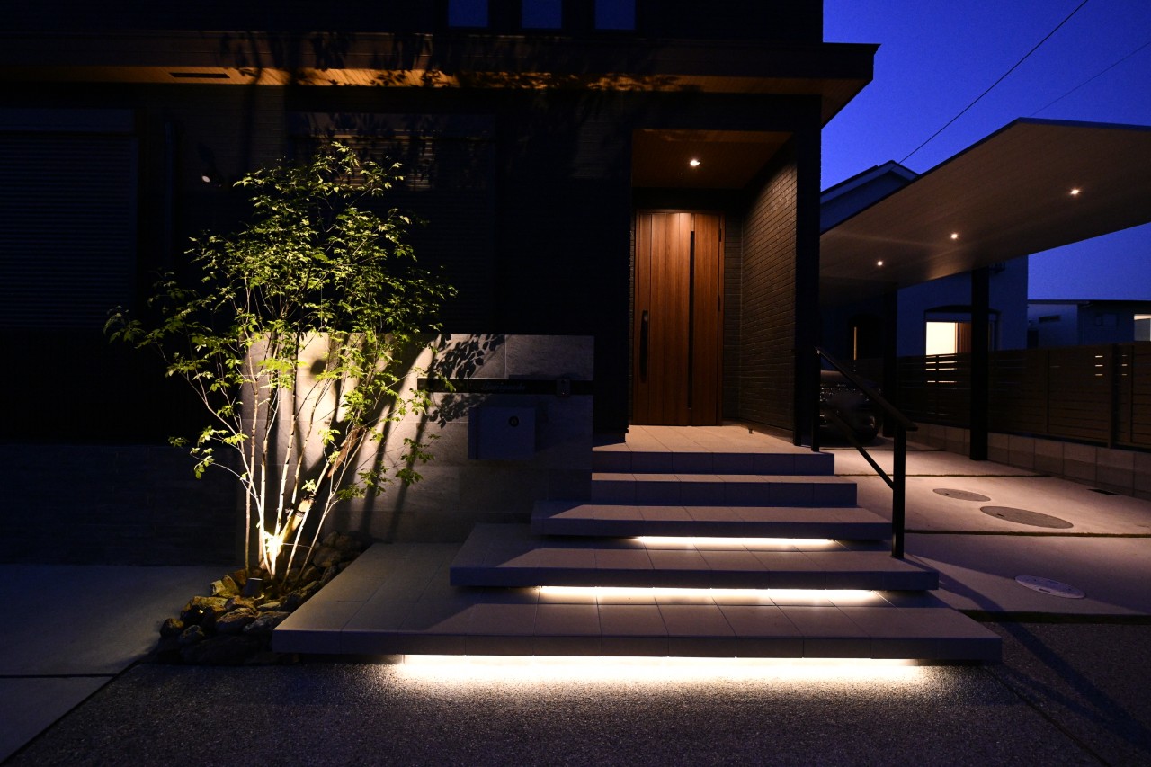 愛知県稲沢市で美しく整った『モダンスタイル』の外構現場を施工。照明により夜景も麗しいオシャレな外構です。 | モダン外構