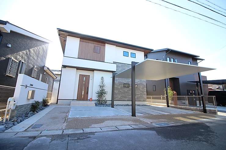 愛知県の一宮市でシンプルモダンな新築外構工事が完工しました。無駄のない洗練されたデザインです。