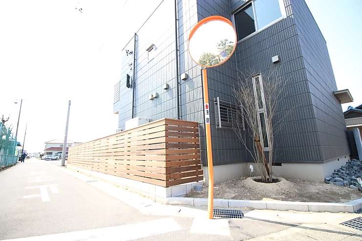 愛知県扶桑町での新築外構工事終わったので、完工写真を掲載。目隠しフェンスの設置です。