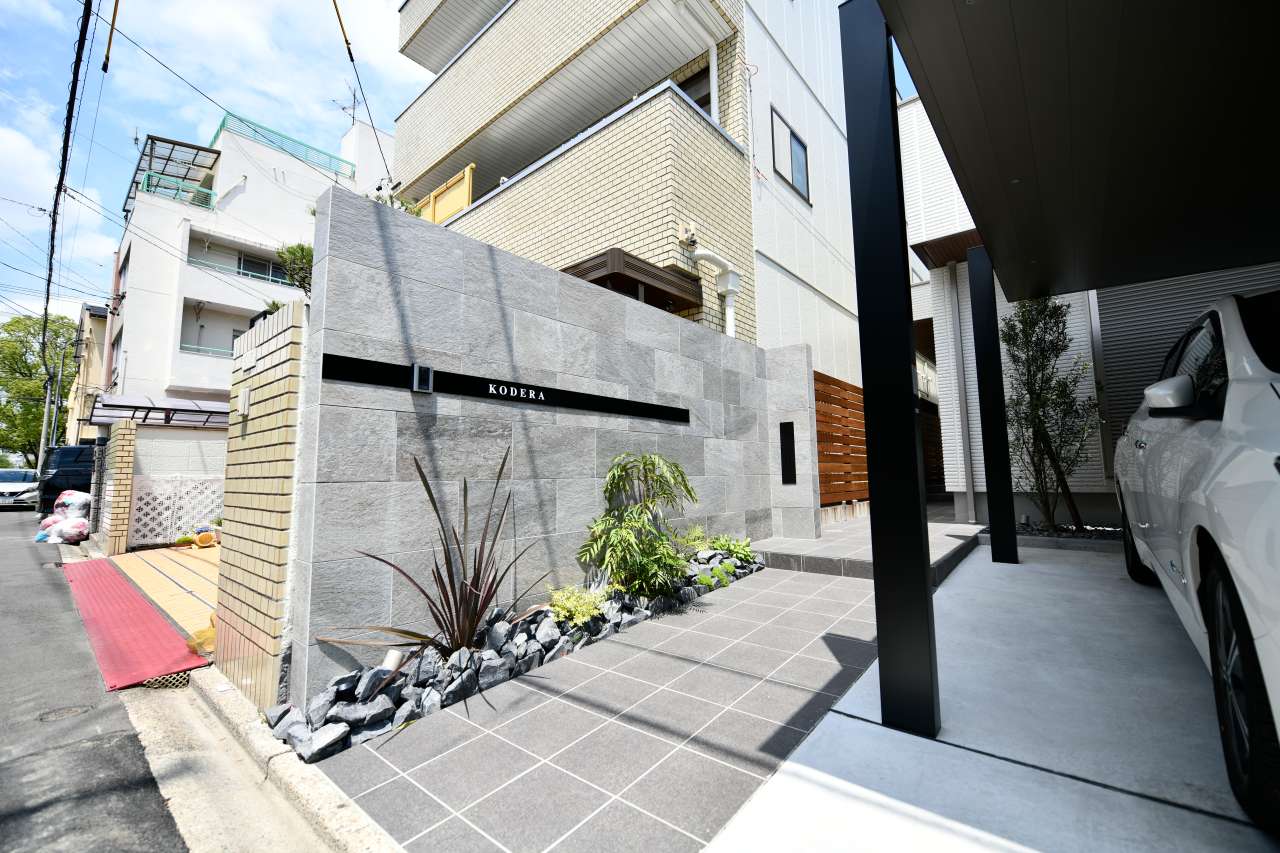 名古屋市の千種区で上品でシンプルモダンな新築外構工事が完工。ホテルの入口のようなおしゃれ門柱を中心にした現代風外構。 | モダン外構