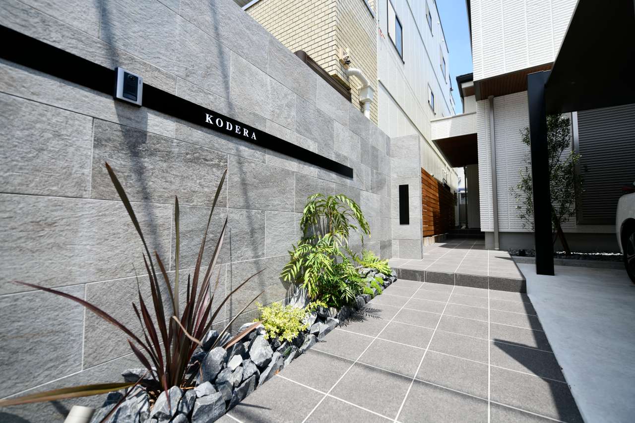 名古屋市の千種区で上品でシンプルモダンな新築外構工事が完工。ホテルの入口のようなおしゃれ門柱を中心にした現代風外構。 | モダン外構