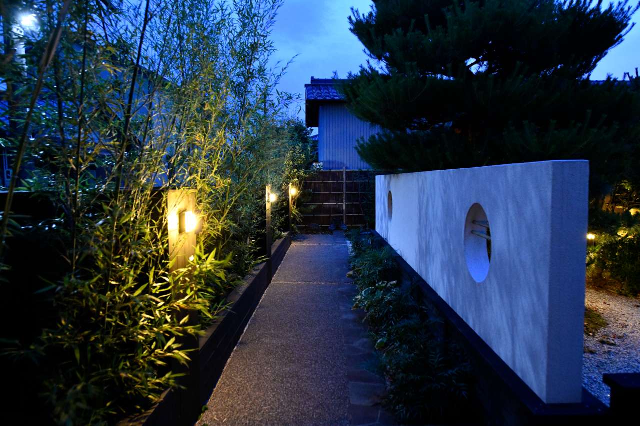 一宮市で匠による和風リフォーム外構工事。プロの匠が京都をイメージし、和風庭園を造園しつつ外構施工