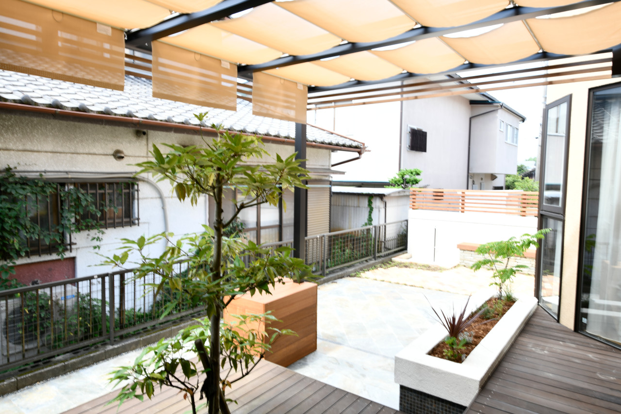 愛知県にてお庭の全面リフォーム工事。ナチュラル外構を意識してテラスの設置や花壇・植栽の設置など大幅改造