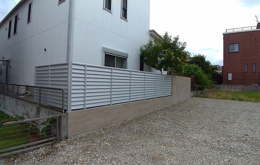 名古屋市緑区にて目隠し用フェンスとタイルを設置するリフォーム外構工事。 |一宮外構ノエル