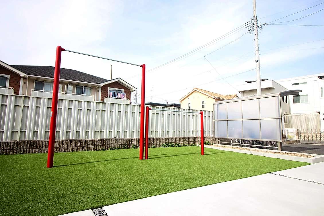 愛知県小牧市にてリフォーム外構工事。裏庭に人工芝を設置し、赤フレームの鉄棒施工、家庭菜園用の空間も設計しました。 | ナチュラル外構