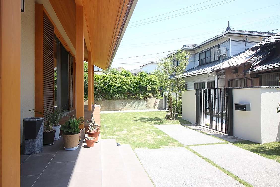 名古屋市緑区にて『和モダン』な新築外構工事が完成。白いジョリパットと鋳物の門扉を活用したオシャレ外構。 | モダン外構