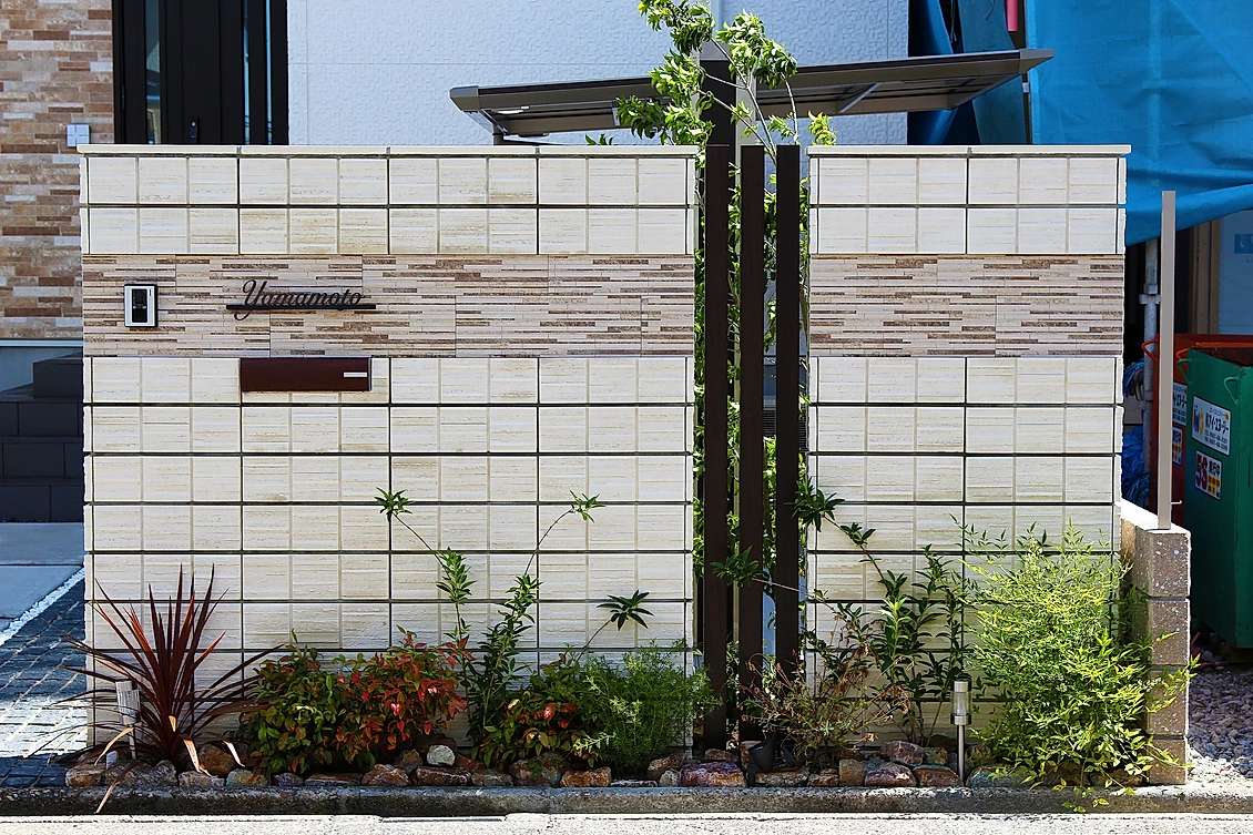 名古屋市中川区でカーポート含む『モダンスタイル』な新築外構工事。駐車スペースのおしゃれ化と照明、高木設置と植栽の設置。 | モダン外構