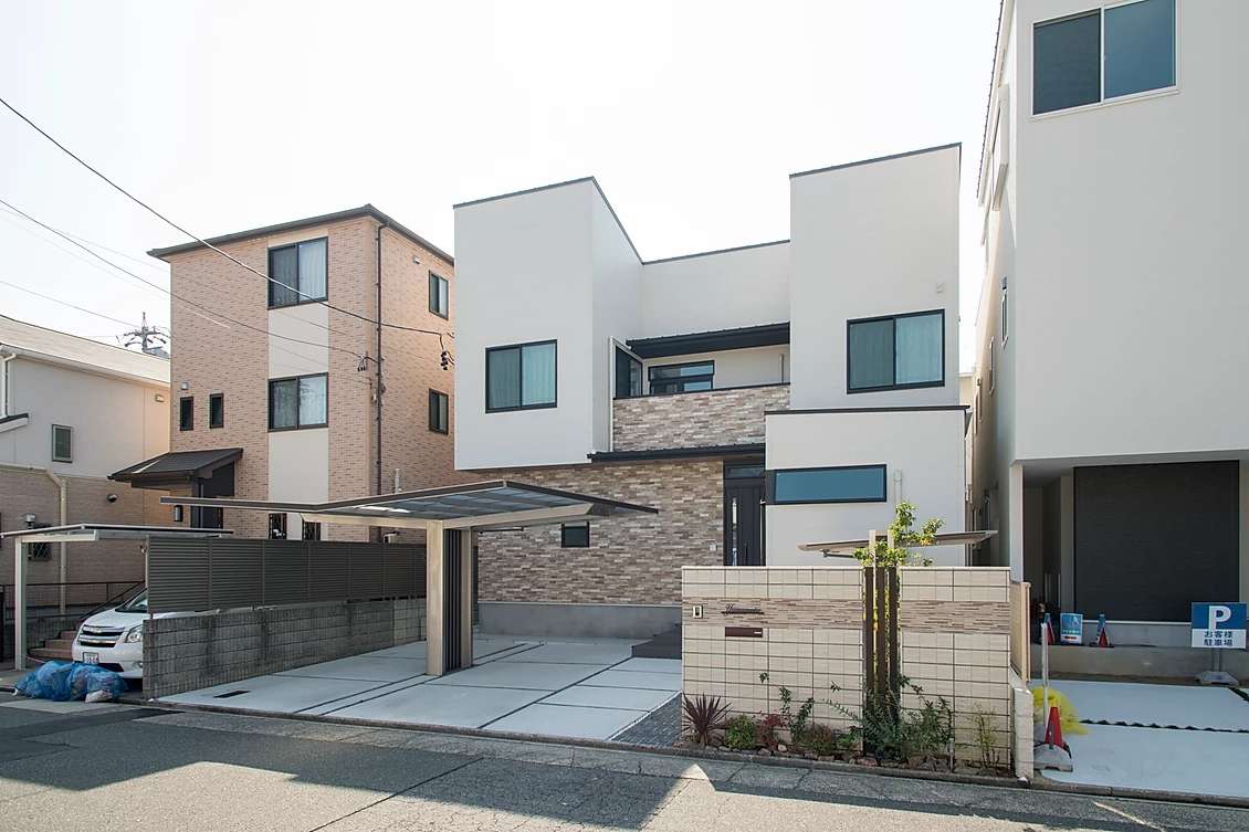 名古屋市中川区でカーポート含む『モダンスタイル』な新築外構工事。駐車スペースのおしゃれ化と照明、高木設置と植栽の設置。 | モダン外構