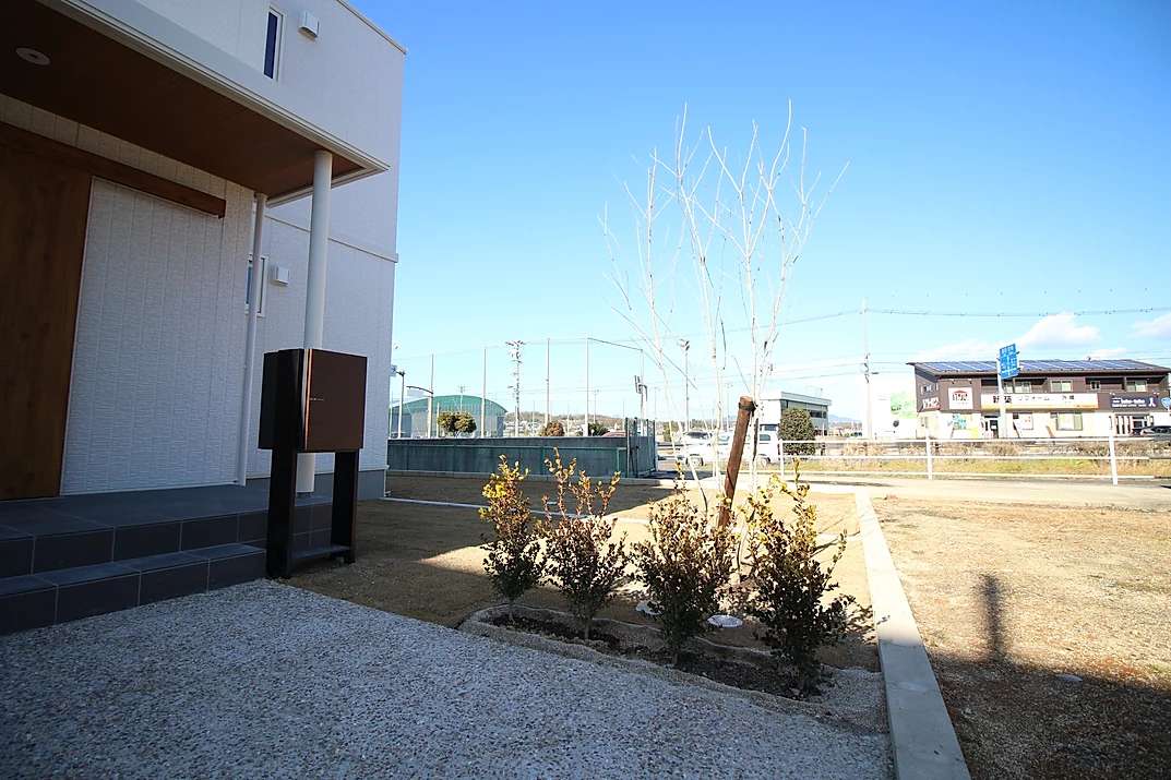 愛知県豊田市で新築外構工事！上品な天然木の門柱が美しい外構で、蛇口設置&植栽などを追加 | ナチュラル外構