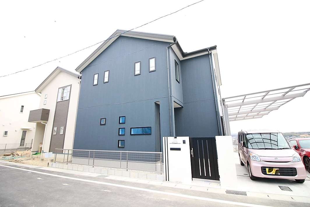 愛知県の瀬戸市で機能性重視のモダンデザインな新築外構工事。門柱とフェンス が上品でコンパクトな外構。 | モダン外構