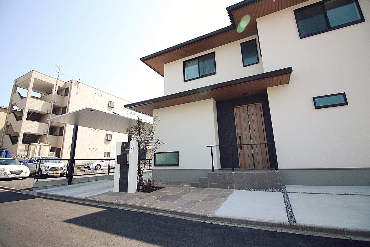 名古屋市にてモダンテイストの新築外構工事。洗練された天然石のアプローチと機能的門柱、おしゃれ植栽の現場。
